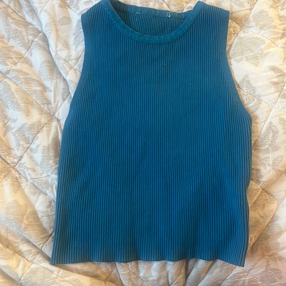 blue knit tank top cropped